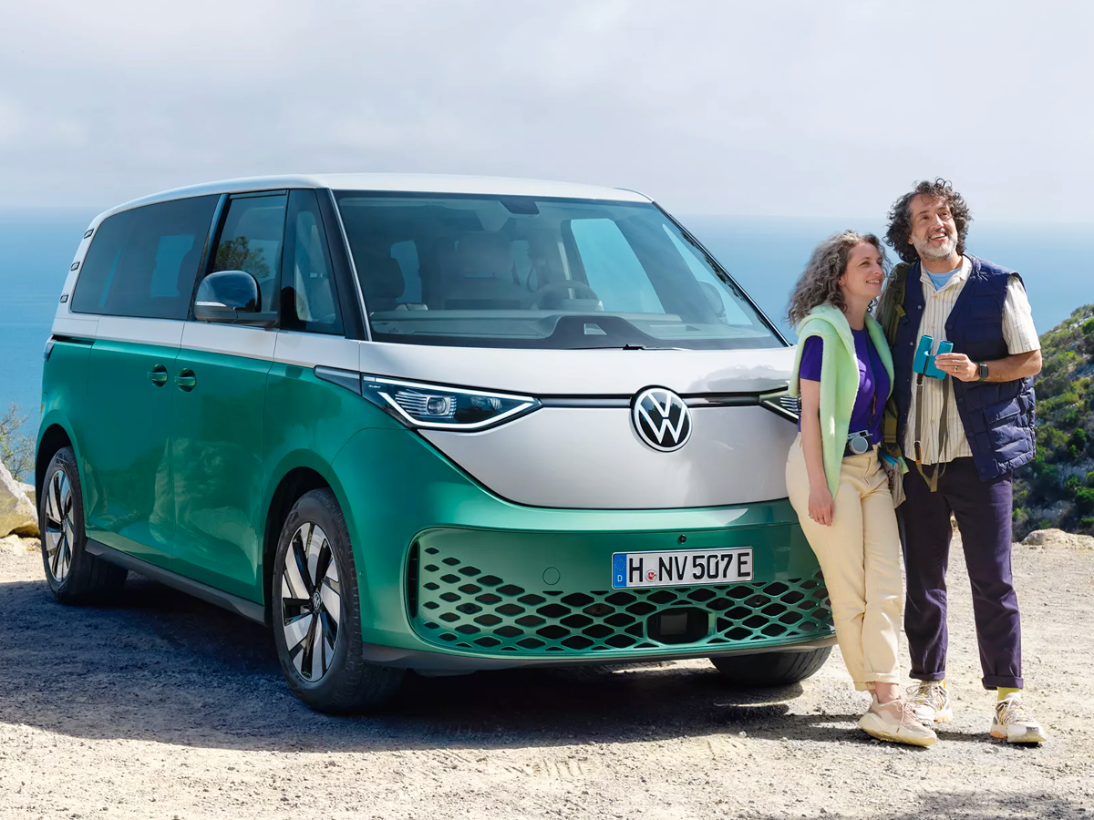 Autohaus Rostock VW ID.Buzz Sondernachlass für Menschen mit Handicap Modellbild von vorne und Strand und Mensch gelber ID. Buzz