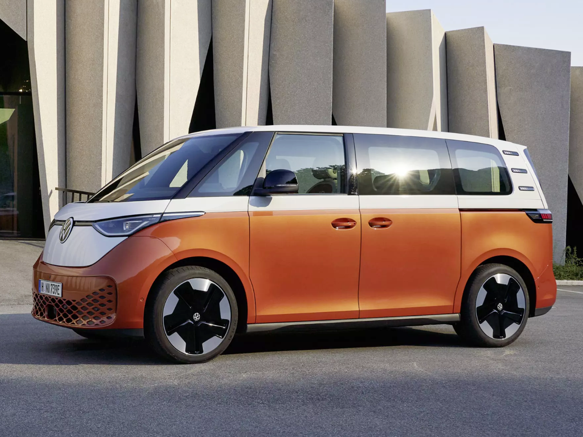 Autohaus Rostock VW ID.Buzz Sondernachlass für Menschen mit Handicap Modellbild von vorne und Strand und Mensch gelber ID. Buzz