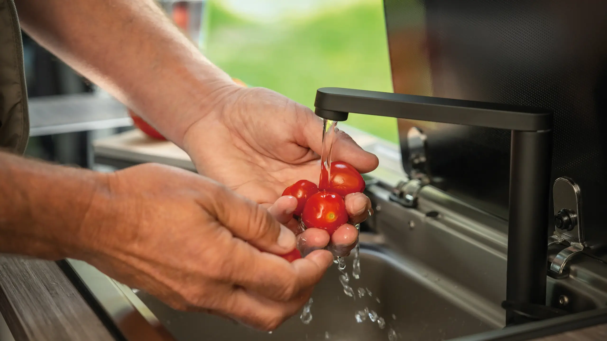 Duschbad mit Waschbecken im Volkswagen Grand California